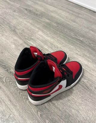 Jordan 1 Negro Rojo Blanco