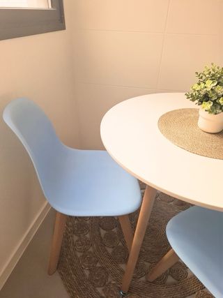 Mesa redonda con 3 sillas y alfombra