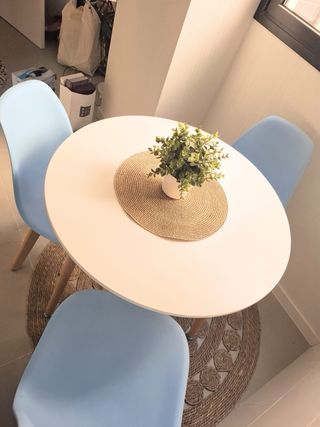 Mesa redonda con 3 sillas y alfombra