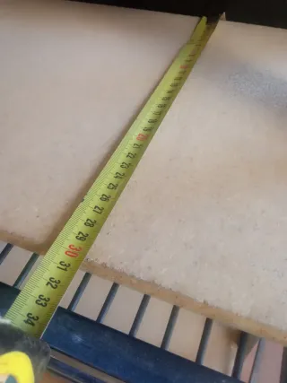 Estantería metálica negra y madera