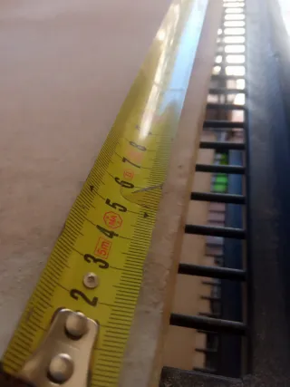 Estantería metálica negra y madera