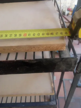 Estantería metálica negra y madera