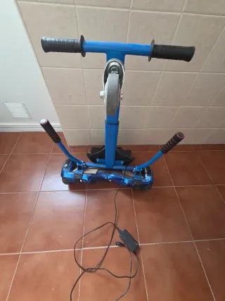 Hoverboard eléctrico azul con asiento