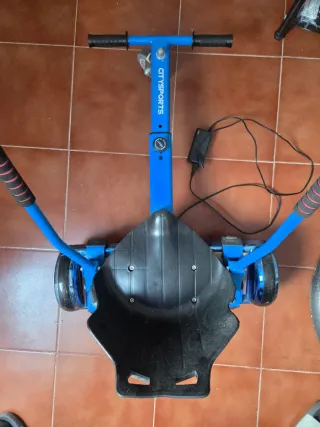 Hoverboard eléctrico azul con asiento