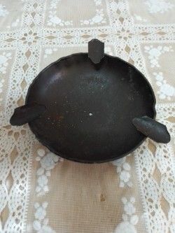 Cenicero antiguo hierro subasta