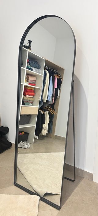 Espejo y Alfombra Beige y Negro Dimensiô alfombra