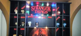Estantería Stranger Things