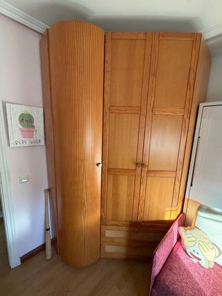 Armario rinconera de madera