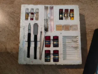 Microscopio antiguo con accesorios