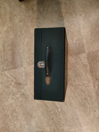 Microscopio antiguo con accesorios