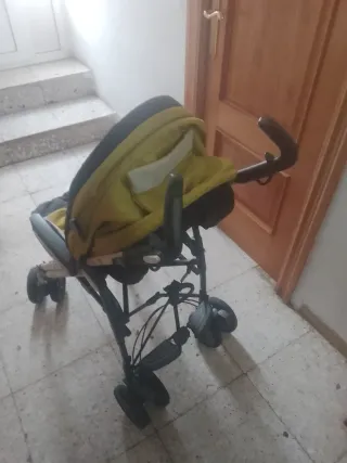 Carrito de bebé amarillo y negro
