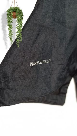 Chaqueta Nike Shield Impermeable - Talla M.