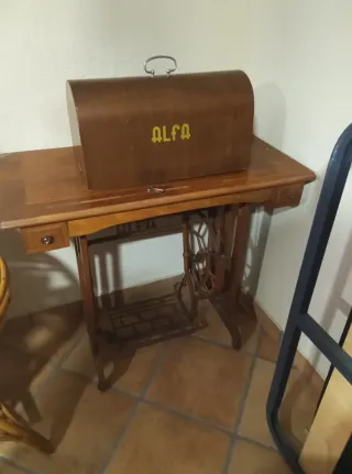 Máquina de coser Alfa antigua