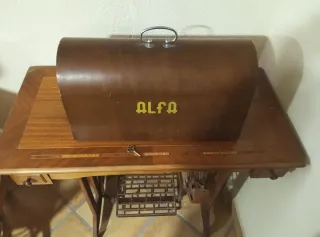 Máquina de coser Alfa antigua
