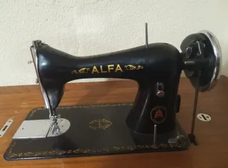 Máquina de coser Alfa antigua