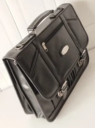 Maletín de cuero negro