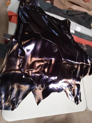 Recortes de charol color negro brillante