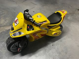 Moto correpasillos amarilla