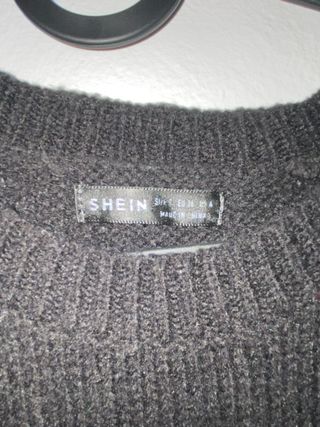 Jersey negro hombros descubiertos