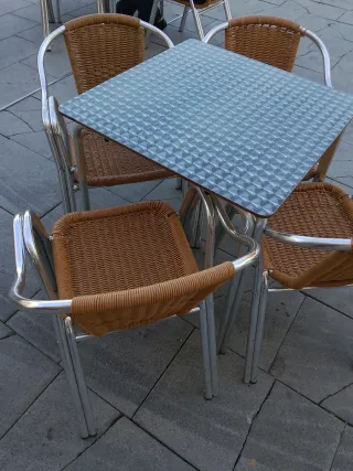 Tavoli e Sedie per Terrazza in Metallo e Vimini