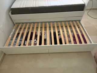 Cama nido blanca con con colchón.