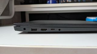 Portátil Lenovo V15 AMD Ryzen 5 7520U