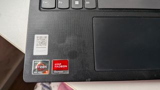 Portátil Lenovo V15 AMD Ryzen 5 7520U
