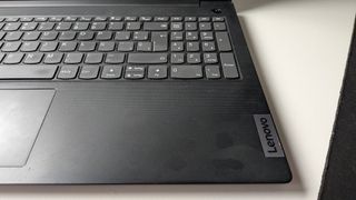 Portátil Lenovo V15 AMD Ryzen 5 7520U