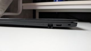 Portátil Lenovo V15 AMD Ryzen 5 7520U