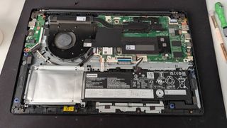 Portátil Lenovo V15 AMD Ryzen 5 7520U