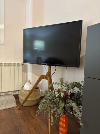 Soporte TV Trípode Madera y Acero