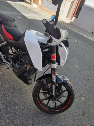 KTM 125 Duke Naked Negra y Blanca