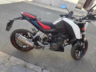 KTM 125 Duke Naked Negra y Blanca