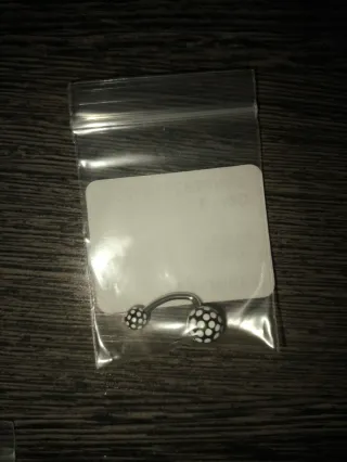 Piercing ombligo plateado lunares