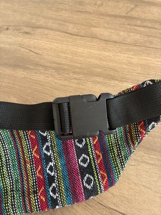 Riñonera multicolor con estampado étnico