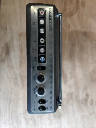 Radio cassette Sony CF-320 fabricada en España.