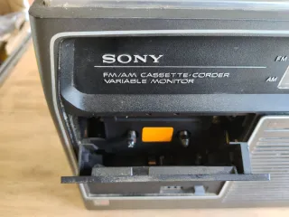 Radio cassette Sony CF-320 fabricada en España.