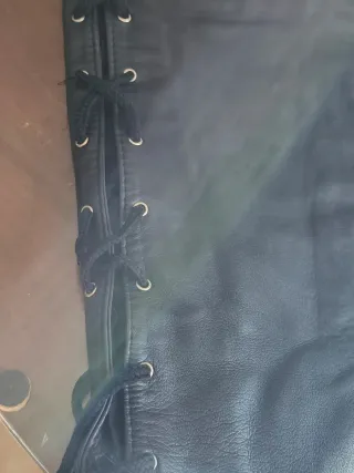 Pantalón de piel con cordones