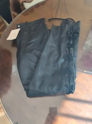 Pantalón de piel con cordones