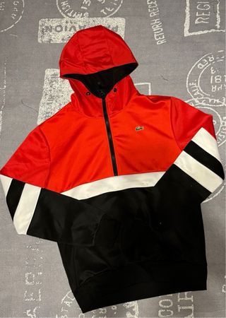 Tuta Lacoste rossa e nera