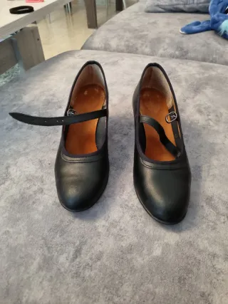 Zapatos Sevillanas Talla 40 Negros en buen estado