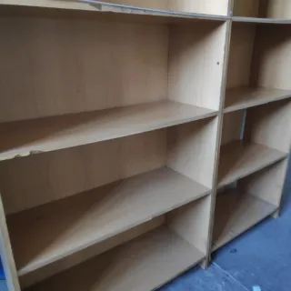 Estanterías de madera marrones