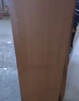 Estanterías de madera marrones