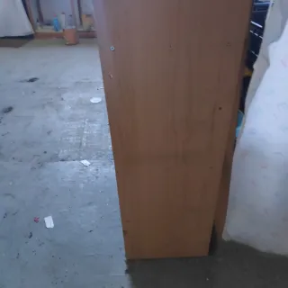 Estanterías de madera marrones