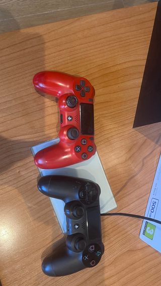 PS4 500GB + 2 Mandos (Negro/Rojo) + FIFA23