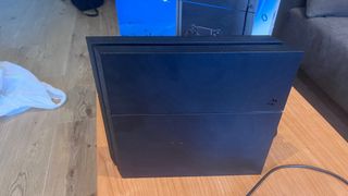PS4 500GB + 2 Mandos (Negro/Rojo) + FIFA23