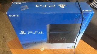 PS4 500GB + 2 Mandos (Negro/Rojo) + FIFA23
