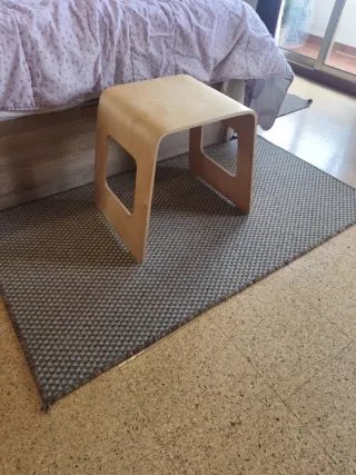 Taburete de madera moderno