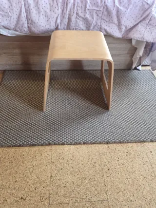 Taburete de madera moderno