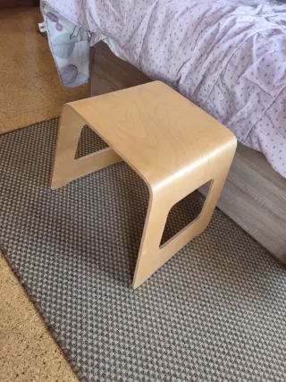 Taburete de madera moderno